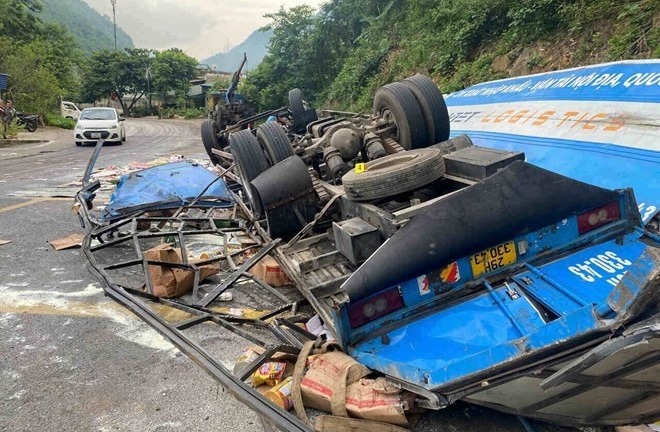 Tin tức tai nạn giao thông mới nhất ngày 14/8: Va chạm với xe tải, một học sinh đi xe điện tử vong