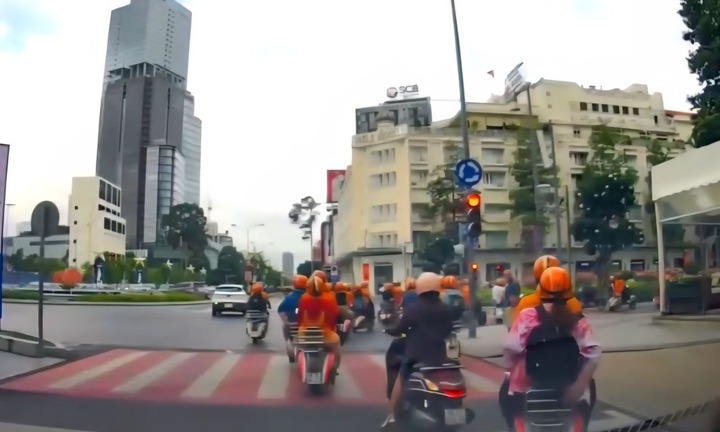 Xử phạt đoàn người mặc áo cam, chạy xe Vespa vượt đèn đỏ ở trung tâm TP.HCM