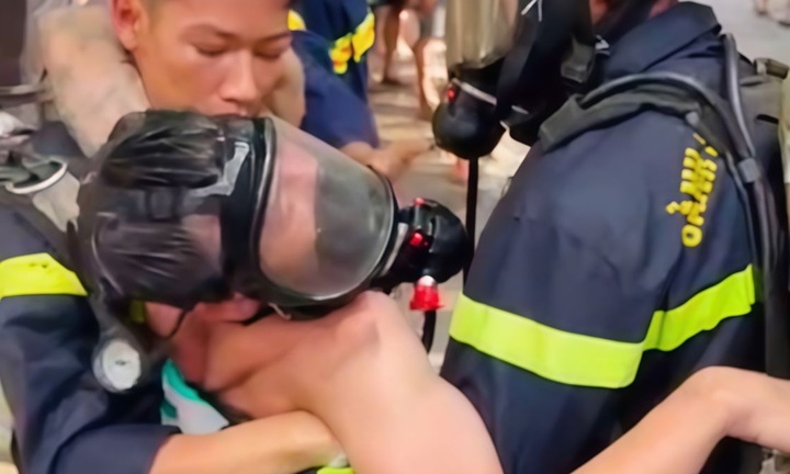 Giải cứu người đàn ông nghi tự phóng hỏa đốt nhà mình rồi mắc kẹt bên trong