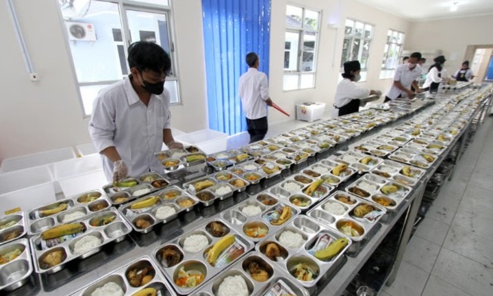 Hơn 360 học sinh Indonesia ngộ độc sau bữa ăn miễn phí ở trường