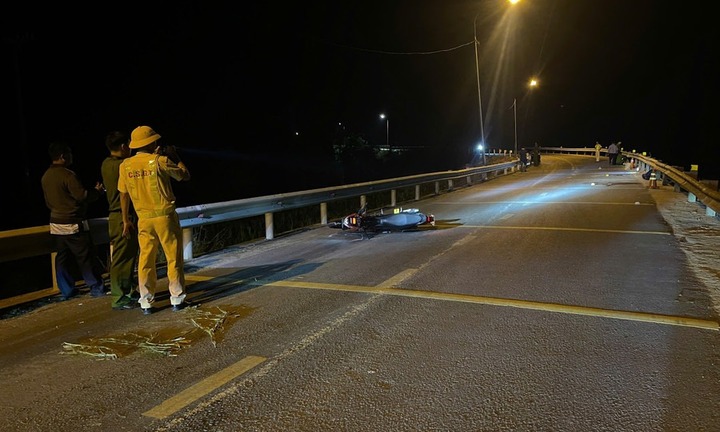 Tin tức tai nạn giao thông mới nhất ngày 16/8: Xe tải và xe đầu kéo lật ngang, bốc cháy trên đèo