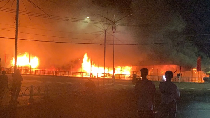 Clip: Kinh hãi cảnh biển  lửa cuồn cuộn bao trùm chợ ở Đồng Tháp 