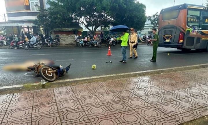 Bất ngờ ngã ra đường, người đàn ông đi xe máy bị cán tử vong thương tâm