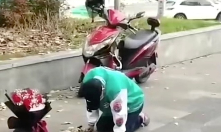 Chàng trai quỳ 21 tiếng dưới mưa, mong bạn gái cũ quay lại