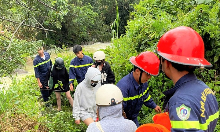 Giải cứu 4 nữ sinh bị mắc kẹt khi đi chơi suối ở Lâm Đồng