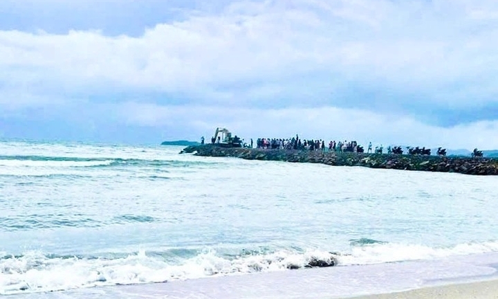 Hai nữ du khách thiệt mạng khi chèo sup, bị sóng đánh lật ở đảo Hải Tặc