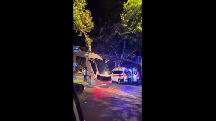 Clip: Nữ tài xế điều khiển SUV hạng sang tông thẳng lên cây ven đường