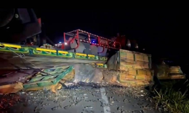 Clip: Hiện trường vụ xe đầu kéo bị lật giữa đêm, đôi vợ chồng mắc kẹt trong cabin