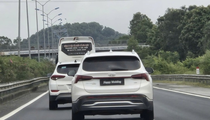 Truy tìm tài xế Santa Fe đi xe lạng lách, lật biển số gắn chữ 