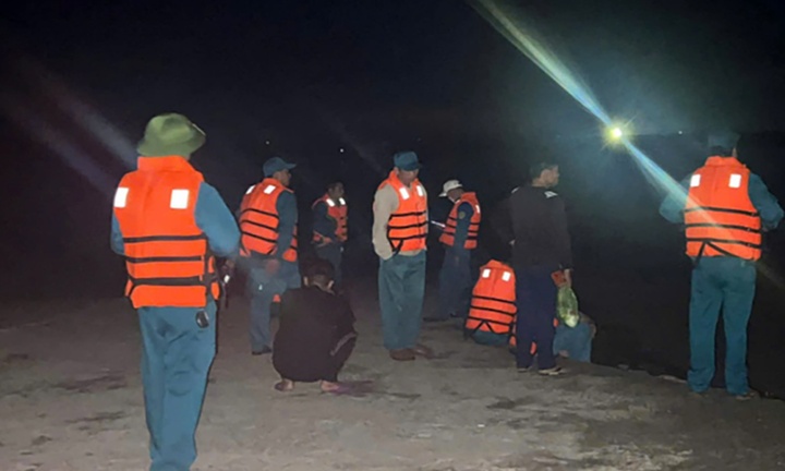 Vụ lật bè chở 17 người trên biển Quảng Ninh: Danh tính 2 người tử vong