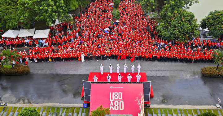 Hơn 1.300 người cao tuổi hát Quốc ca mừng 80 năm Cách mạng Tháng Tám và Quốc khánh 2/9