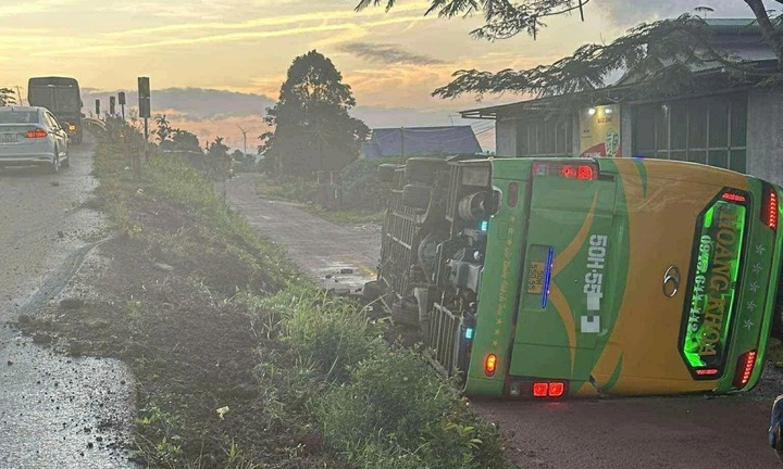 Hiện trường vụ lật xe khách, phá cửa giải cứu 46 người mắc kẹt