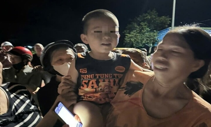 Bé trai 3 tuổi lạc trong rẫy cà phê cách nhà 2km, mẹ òa khóc khi tìm thấy con 