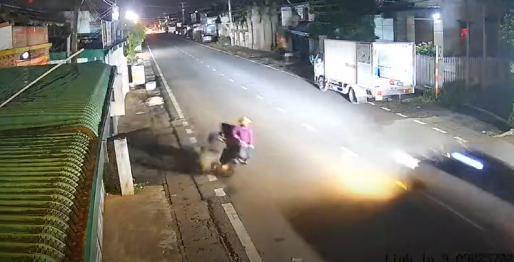 Clip: Camera ghi lại cảnh người phụ nữ đi xe đạp điện tông người bán vé số rồi rời hiện trường