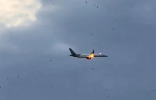 Clip: Máy bay chở 273 người bất ngờ bốc cháy giữa không trung, hành khách hoảng loạn nhắn tin tạm biệt người thân