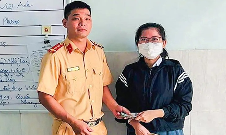 Đại úy cảnh sát giao thông ở Khánh Hòa trả lại 50 triệu đồng cho người đánh rơi
