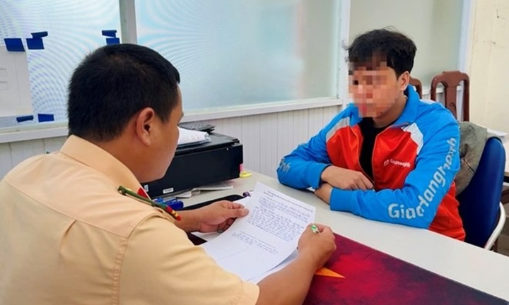 Clip shipper lái ô tô mui trần kéo xe máy ở TP.Huế: Nam TikToker nổi tiếng nói gì?