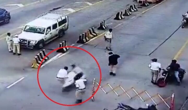 Clip: Thanh niên tông thẳng xe máy vào CSGT đang làm nhiệm vụ ở Ấn Độ