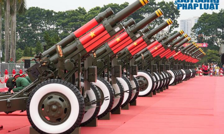 Người dân háo hức chiêm ngưỡng dàn pháo lễ tại SVĐ Mỹ Đình