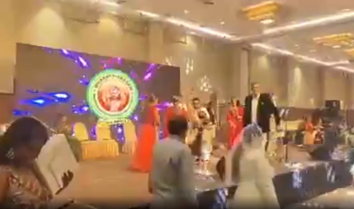 Clip: Người phụ nữ đột ngột ngã quỵ, tử vong khi đang nhảy trên sân khấu trong tiệc cưới