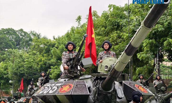 Ngắm đoàn xe tăng, pháo binh hào hùng tiến về quảng trường Ba Đình tổng hợp luyện diễu binh