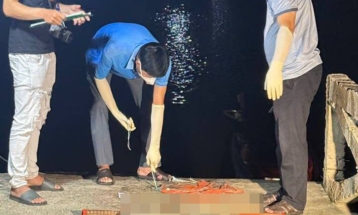 Phát hiện thi thể không nguyên vẹn trôi trên biển, mặc quần số 69 