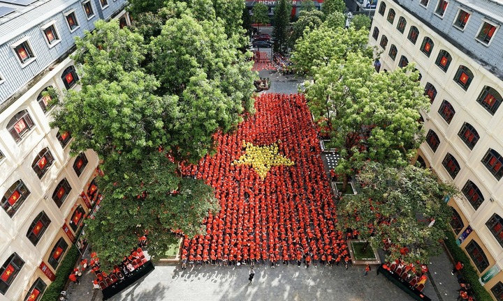 Xúc động hơn 2.000 cô trò ở Hà Nội cùng nhau xếp thành hình lá cờ Tổ quốc, phủ đỏ sân trường