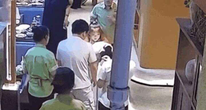 Clip: Cô gái bị hóc trân châu khi uống trà sữa, thoát chết nhờ bé 11 tuổi sơ cứu