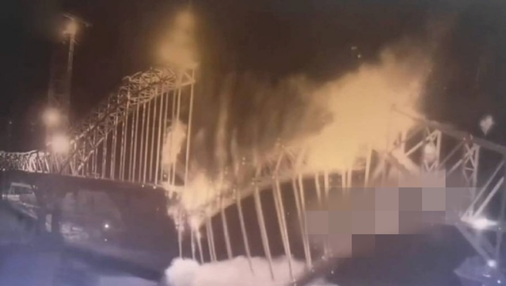 Clip: Hiện trường vụ sập cầu đường sắt đang thi công, ít nhất 12 người thiệt mạng