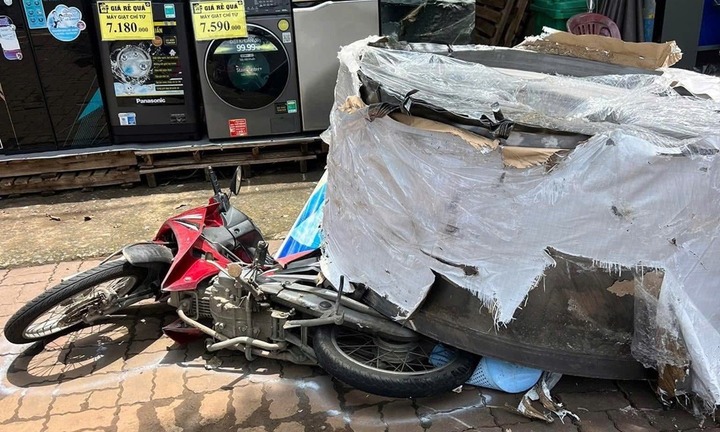 Hiện trường vụ 2 cuộn thép hàng chục tấn rơi xuống đường, đè bẹp xe máy ở TP.HCM