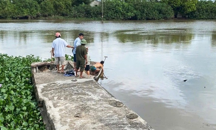 Từ chiếc xe máy bên đường, phát hiện thi thể nam thanh niên dưới sông ở Hưng Yên