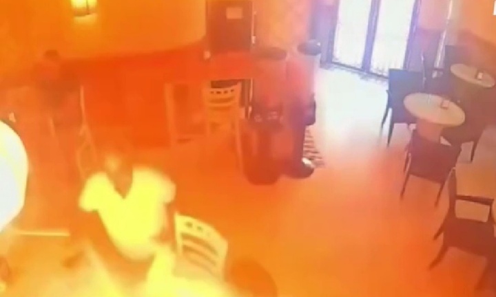 Clip: Không mua được sốt, người đàn ông nổi điên phóng hoả đốt quán cà phê