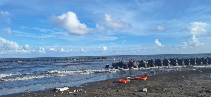 Thương tâm: Hai bé trai bị sóng cuốn khi tắm biển ở Ninh Bình, một em tử vong, một em mất tích