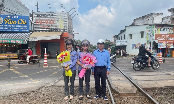 Tin thời sự hôm nay (24/8): Khen thưởng 2 nữ nhân viên đường sắt cứu người