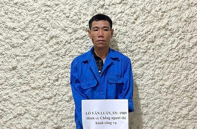 Tạm giữ đối tượng say rượu từ chối kiểm tra nồng độ cồn, tấn công CSGT