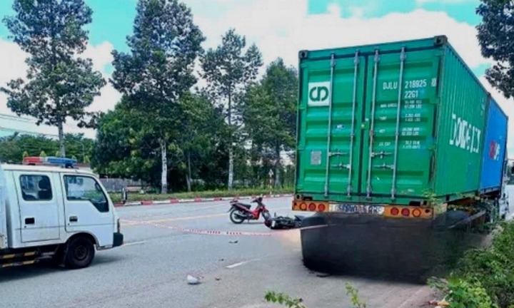 Tin tức tai nạn giao thông mới nhất ngày 24/8: Ô tô va chạm xe máy, 3 người bị hất văng trên đường