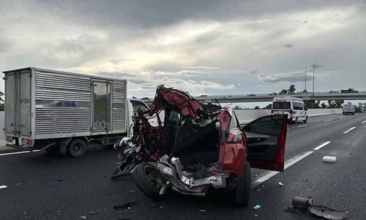 Hiện trường vụ ô tô con bẹp rúm sau cú va chạm trên cao tốc Hà Nội - Hải Phòng