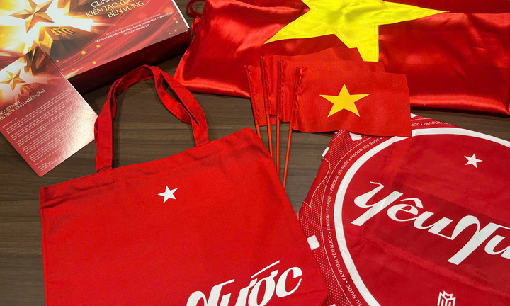 Cư dân Masterise Homes nhận quà “yêu nước”, tự hào chung tay “phủ đỏ” Việt Nam