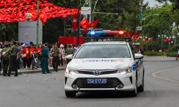 CSGT Hà Nội dùng xe chuyên dụng mở đường đưa cháu bé đi cấp cứu kịp thời