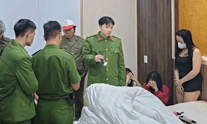 Tin pháp luật nổi bật 24h qua: Bắt quả tang 2 nam, 3 nữ