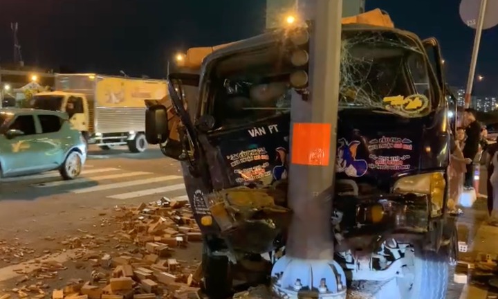 Tin tức tai nạn giao thông mới nhất ngày 25/8: Xe tải tông nhau lật ngang trên đường