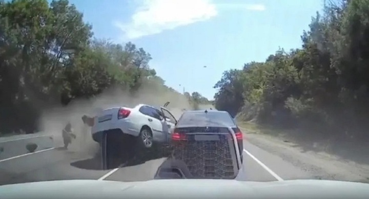 Xe tải quay đầu bất ngờ, BMW gây chuỗi va chạm kinh hoàng