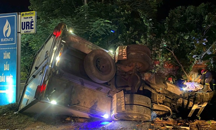 Tin tức tai nạn giao thông mới nhất ngày 26/8: Xe khách tông hàng loạt xe máy đang chờ đèn đỏ