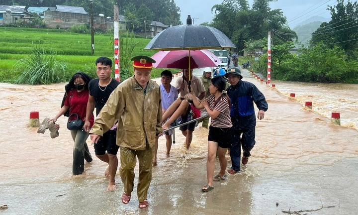 Tin tức thời sự hôm nay (27/8): Cán bộ xã, công an vượt lũ đưa sản phụ đi sinh