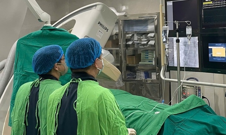 Cấp cứu người đàn ông ngất ven đường sau chơi thể thao, ngừng tim 5 lần