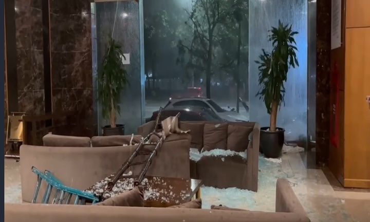 Clip: Gió bão Kajiki khiến cửa kính tại một khách sạn ở Nghệ An vỡ vụn