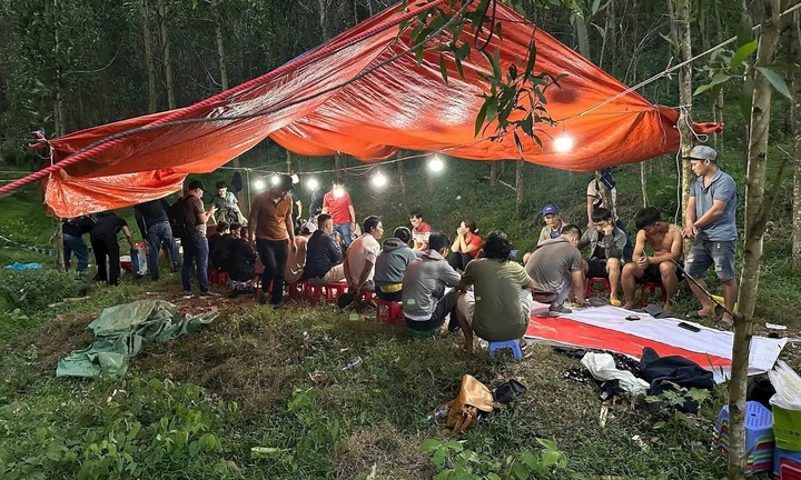 Công an Đà Nẵng triệt phá ổ xóc đĩa nằm sâu trong rừng, hàng loạt đối tượng ra đầu thú