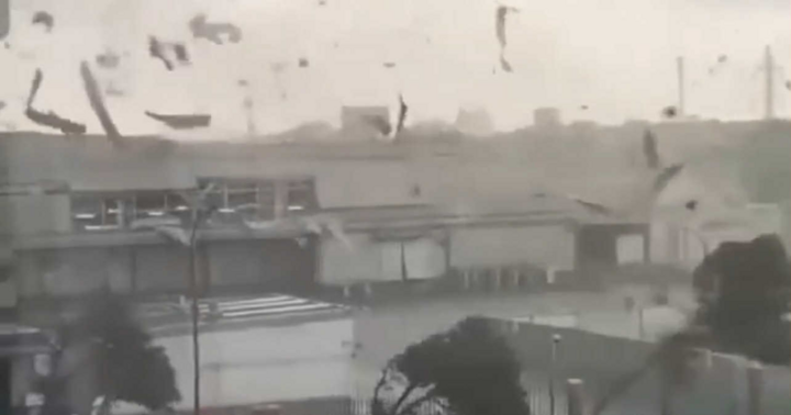 Clip: Hãi hùng cảnh lốc xoáy cuốn hàng trăm mảnh mái tôn xoay tròn trên không trung