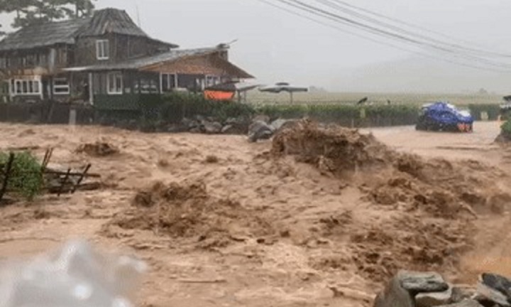 Clip: Lũ ống cuồn cuộn ở Lào Cai