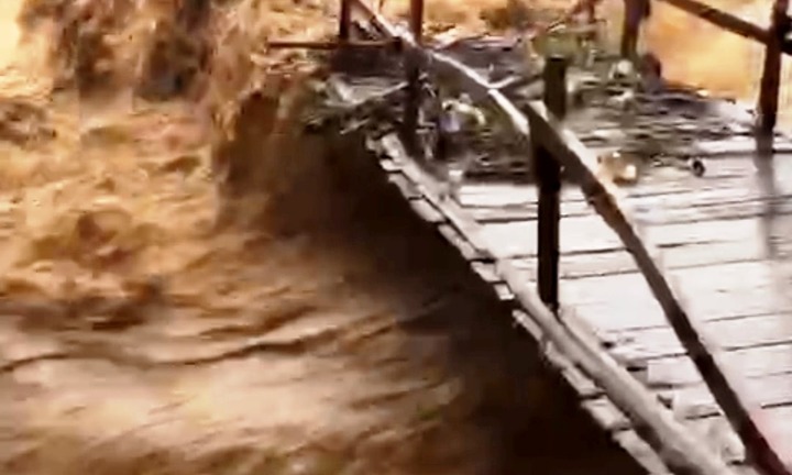 Lũ ống bất ngờ đổ về, nhiều bản vùng cao ở Thanh Hóa bị chia cắt, cô lập